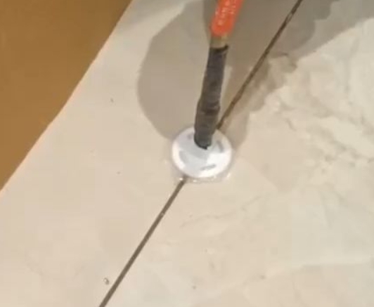 城口瓷砖空鼓维修公司专业解答瓷砖在铺贴过程中，如果没有涂抹均匀到位的粘结材料（如水泥砂浆或瓷砖胶），可能会导致以下问题